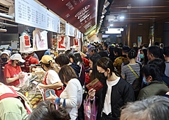 圖為民眾在南門市場採買年菜。資料照。