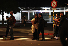 氣象署表示，初二北部濕涼，圖為民眾穿著厚重衣物外出。資料照片。
