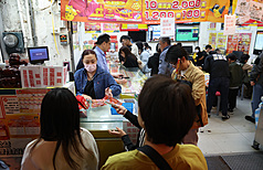 圖為民眾到彩券行買彩券、刮刮樂試試手氣。資料照。

