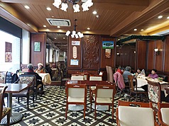 上海最老西餐廳德大西菜社內，從早上就有退休人士前來用餐，餐廳內裝潢有著老派的優雅，客人們大多講上海話。