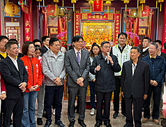 大年初一新年到，行政院長卓榮泰（前右2）17日赴宜蘭走春時表示，行政院原則上完全同意宜蘭至羅東鐵路高架化計畫，也盼國會能加速通過預算，早日動工。
