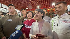 副總統蕭美琴（右2）17日南下參拜走春，特勤隨扈身穿墨綠色Team Taiwan帽T意外引發熱議。