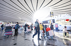 中國2025年興起「迴旋鏢」旅行方式，荷包不寬裕的年輕人購買低廉的中轉機票，一個週末就可暢遊兩
地。圖為2月2日，中國2026春運啟動的北京大興機場。（中新社提供）
