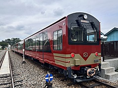 阿里山林鐵新採購「森里號」列車目前測試作業中，整體車身外觀納入日出印象，採「林鐵黑、阿里山
紅、聖光金」塗裝。（阿里山林鐵及文資處提供）
