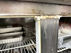 台北市衛生局18日表示，接獲通報有民眾到紅豆食府天母店用餐後，出現腹瀉、嘔吐等症狀，衛生局稽查並通知停業，複查合格後才能復業。衛生局稽查發現有冰箱食材未覆蓋等缺失。（台北市衛生局提供）