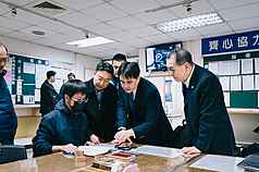 交通部長陳世凱（前側左2）日前視察肩負西部幹線的車輛調度及整備業務重任、同時負責列車維修的七堵機務段，感謝台鐵人員成為旅客春節返鄉最穩定後盾。（交通部提供）