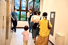 內政部表示，民國115年中央社宅預計招租逾1000戶「婚育宅」，並規劃於首季開春啟動新一波招租計畫，範圍將擴及六都以外的核心行政區。圖為婚育家庭陸續住進中央社宅。（內政部提供）