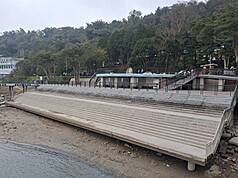 日月潭水位持續下降，潭邊階梯露出水面，交通部觀光署日月潭國家風景區管理處啟動第2階段應變措施。
（日月潭國家風景區管理處提供）