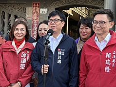 高雄市長陳其邁（前中）19日與民主進步黨籍立法委員邱議瑩（前左）、賴瑞隆（前右）等到高雄永安區永安宮參香，祈求國泰民安、風調雨順。（高雄市政府提供）
