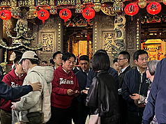 賴清德總統大年初三到桃園景福宮向民眾拜年，大批民眾排隊領取馬年福袋。