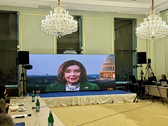 美國前眾議院議長裴洛西透過視訊方式出席柏林「世界論壇」，在台灣專題工作坊發表談話，指出孤立台灣會導致全球災難。
