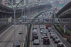 高速公路局20日表示，截至上午11時，國道全線交通量為41.0百萬車公里，預估20日交通量為134百萬車公里，仍在預期流量之範圍內。圖為國道1號內湖往汐止路段車輛回堵。
