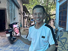 目前約有超過80萬越南勞工遍佈全球，台灣為僅次於日本的第二大輸出目的國。巴維縣的文叔有4個孩子，其中3人有台灣工作經驗。他接到二女兒金影從新加坡打來的視訊，笑得合不攏嘴。