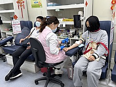 大年初四，台中捐血中心新光三越捐血車照常運轉。
