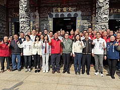 行政院長卓榮泰（前右5）20日大年初四前往苗栗縣參香祈福時表示，去年經濟成長率達8.63%創15年來最高，政府財政好，對人民照顧增加，這需要中央與地方徹底合作，讓政策落實。