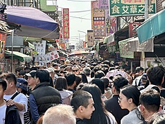 彰化縣鹿港老街春節期間湧入大批走春人潮。