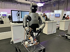 人形機器人雙手越來越靈活，在工廠產線承擔鎖螺絲作業熟能生巧。圖為鴻海2025年科技日展示足式AI工業人形機器人應用。
