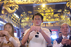 民眾黨主席黃國昌（中）21日上午前往新北中和烘爐地南山福德宮上香，祈求新的一年國泰民安、風調雨順。
