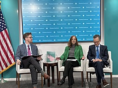 華府智庫哈德遜研究所20日舉行座談分析台美對等關稅協定，由資深研究員華特斯（左）主持，智庫「德國馬歇爾基金會」學者葛來儀（中）、美台商業協會會長韓儒伯（右）出席。