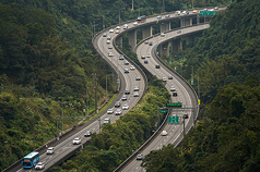 高公局建議用路人於行駛途中收聽警廣掌握即時路況資訊，避開壅塞路段、時段。示意圖。