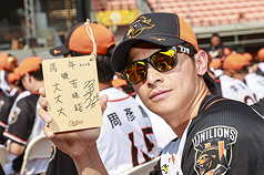 中華職棒統一7-ELEVEn獅隊21日在台南市立棒球場舉行春訓開訓典禮，隊長陳傑憲出席並在祈願木牌寫下心願。
