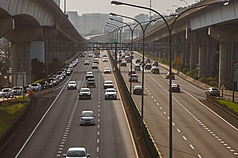 高公局21日預估高速公路、省道、觀光風景區皆易壅塞，建議途中收聽廣播掌握路況。圖為國1東湖路段下午車流漸多。
