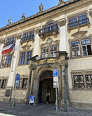 超過700名斯洛伐克文化界人士連署發表「致捷克文化界的公開信」，關切捷克文化部長克萊皮爾可能採取的政策方向，聲援捷克文化界面對潛在的政治干預。圖為捷克文化部。