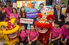 觀光署紐約辦事處主任莊靜真(後排左2)、駐芝加哥辦事處長類延峰(後排右3)與活動貴賓及舞獅群，在2026芝加哥國際旅遊與冒險展台灣館前合影。（駐芝加哥辦事處提供）
