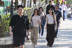 交通部中央氣象署22日表示，23日各地大多為多雲到晴的好天氣，早晚偏涼、日夜溫差大，僅東半部及恆春半島有局部短暫陣雨。
