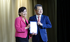 美國聯邦眾議員趙美心（左）22日出席駐洛杉磯台北經濟文化辦事處的新春團拜，頒發表揚狀給駐洛杉磯辦事處長紀欽耀（右），肯定辦事處對台裔社區的貢獻。