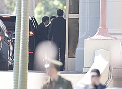 總統賴清德23日上午與五院院長在總統府舉行新春茶敘，圖為行政院長卓榮泰（左）應邀前往總統府。