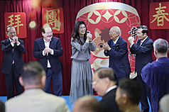 中國國民黨23日在中央黨部舉辦新春團拜，國民黨主席鄭麗文（中）與前主席吳伯雄（右2）、副主席李乾龍（左2）、張榮恭（右）、前副主席林豐正（左）等拱手互道恭喜。