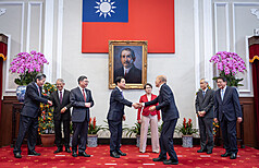 PD
總統與五院院長茶敘（2）
總統賴清德（左4）23日上午與與五院院長茶敘，圖
為賴總統與立法院長韓國瑜（右3）握手。
（總統府提供）
中央社記者葉素萍傳真　115年2月23日
