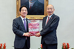 PD
總統茶敘贈Taiwan帽T
總統賴清德（左）23日與立法院長韓國瑜（右）等五
院院長茶敘，致贈「總統府特製版棗紅色Taiwan帽
T」，象徵國家在新的一年大展鴻圖、鴻運當頭。
（總統府提供）
中央社記者葉素萍傳真　115年2月23日
