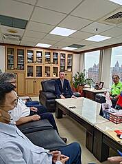 南部地區近期降雨少，各大河川流量驟減，農業部農田水利署高雄管理處23日表示，已啟動輪灌機制，確保農業用水有效配置。圖為農田水利署高雄管理處長呂文豪（中）主持會議。