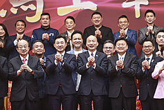 立法院24日上午舉行115年新春團拜，立法院長韓國瑜（前左3）、副院長江啟臣（前左2）、國民黨團總召傅崐萁（前右2）、民進黨團總召柯建銘（前左1）、民眾黨團總召陳清龍（前右1）等人出席，一同拱手互祝新年快樂，期盼立院議事順利進行。
