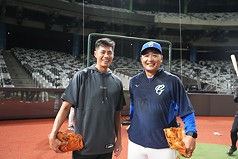 世界棒球經典賽（WBC）台灣隊24日與中職富邦悍將隊閉門比賽，受邀入經典賽團隊的退役球星陳偉殷
（左）現身，24日練習賽前也與日職中日龍隊前隊友、富邦悍將教練森野將彥（右）相見歡。（富邦悍將提供）

