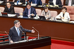 行政院長卓榮泰（前左）24日上午赴立法院會施政報告並備質詢。