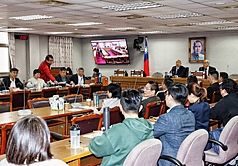 立法院長韓國瑜（主席台左）24日下午召開朝野協商，研商「邀請賴清德總統至立法院進行國情報告」相關事宜。