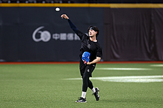 2026台日棒球國際交流賽25日將於台北大巨蛋登場，日本職棒福岡軟銀鷹隊投手上澤直之（圖）24日隨隊到大巨蛋備戰，在場中進行傳接球訓練。
