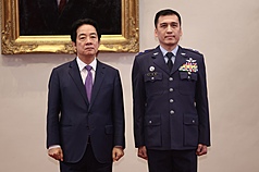 賴清德總統（左）25日上午在總統府，主持中華民國115年3月份將官晉任授階典禮，賴總統與晉任少將江秉璁（右）合影。
