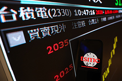 台積電25日股價衝上2015元，續創歷史新高。