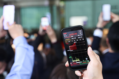 台股25日終場上漲712.25點，收在35413.07點，連5天改寫新高紀錄。