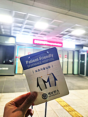 經營韓國明洞NOVA藥局的3名年輕藥師，被台灣人的親切與體貼深深打動，當遇到一名4歲孩童高燒不退、家人不安落淚時，她們決定在深夜陪伴孩子與其家人一起到急診室，也希望可以成為守護民眾的避風港。（NOVA藥局提供）