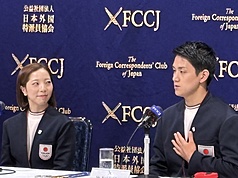 米蘭冬奧落幕，花式滑冰雙人組合「璃來龍」三浦璃來與木原龍一25日下午出席日本外國特派員協會記者會，木原講述時，璃來一直專注地看著他，展現兩人深厚情誼。