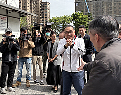 LG
暫不跟進育兒減工時　侯友宜：新北公托數量最多
台北市提出育兒減少工時政策，新北市暫不跟進。新
北市長侯友宜（白外套者）26日前往蘆洲慰勞公車業
者，接受聯訪時指出，新北市公共托育數量已達130
家，是全國數量最多，收托人數也最多，未來將持續
擴充。
中央社記者曹亞沿攝　115年2月26日
