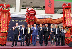 中華文化總會與嘉義縣政府攜手主辦2026台灣燈會狂歡慶典「TEAM TAIWAN大遊行」，3月7日登場，26日辦宣傳記者會，文總秘書長李厚慶（左2）、日本台灣交流協會高雄事務所長奧正史（左）與嘉義縣長翁章梁（左4）等出席。 (圖：中央社)