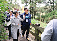 內政部部務會報26日移師陽明山國家公園舉行，內政部長劉世芳（前左）與國家公園署長王成機（前右）等人走訪步道，了解生態保育情形與人文地景。（內政部提供）
