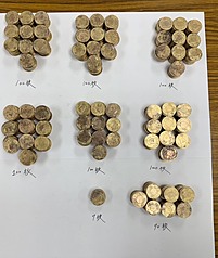 台北市警方獲報，有一名38歲印尼籍男子持677枚的新台幣50元硬幣（圖）要兌換紙鈔，被女銀行員機警發現為偽幣，警方依法偵辦，後續將持續擴大清查在台有無其他共犯，並追查假幣流向。（翻攝照片）