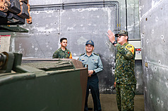 陸軍表示，司令呂坤修上將（中）26日前往北部地區視導M1A2T戰車的換裝部隊，期勉官兵要具體落實戰訓工作。（陸軍提供）